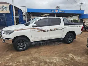 Toyota Hilux 2023 White