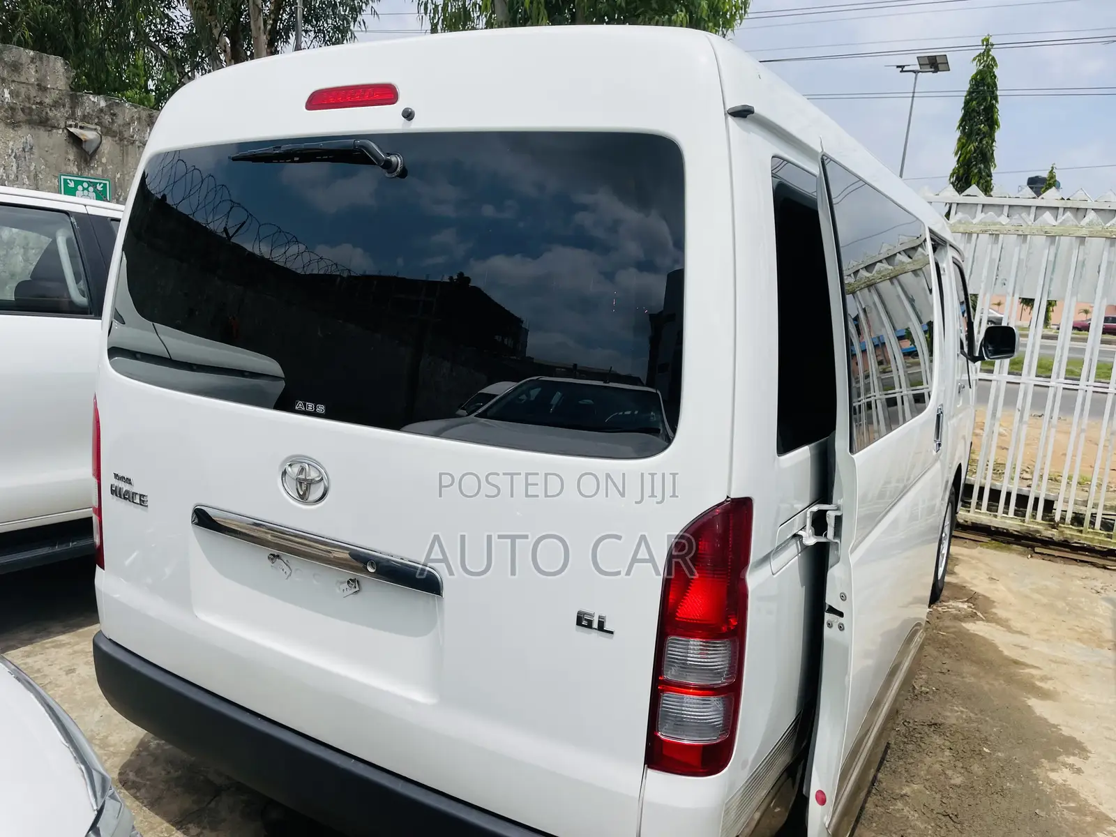 Toyota HiAce 2013 White
