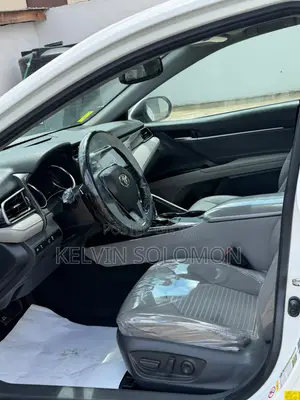 Toyota Camry SE (2.5L 4cyl 8A) 2019 White
