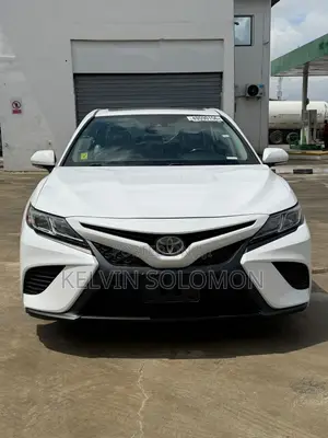 Toyota Camry SE (2.5L 4cyl 8A) 2019 White
