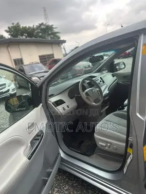 Toyota Sienna 2013 Silver