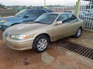 Toyota Camry LE 4dr Sedan (2.4L 4cyl 5M) 2002 Gold