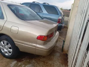 Toyota Camry LE 4dr Sedan (2.4L 4cyl 5M) 2002 Gold