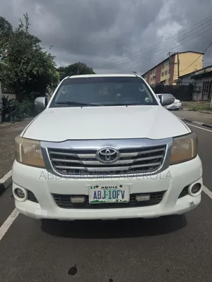 Toyota Hilux SR 4x4 2014 White