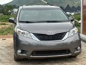 Toyota Sienna XLE Premium 7-Passenger 4dr Minivan AWD (3.5L 6cyl 6A)