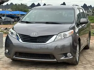 Toyota Sienna XLE Premium 7-Passenger 4dr Minivan AWD (3.5L 6cyl 6A)