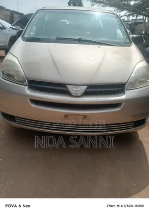 Toyota Sienna 2004 Gold