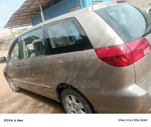 Toyota Sienna 2004 Gold