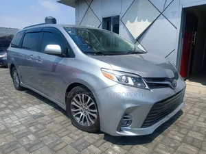 Toyota Sienna 2018 Silver