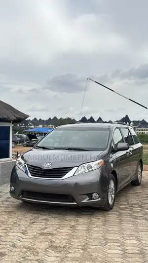 Toyota Sienna XLE 7 Passenger Auto Access Seat (3.5L 6cyl 6A) 2016 Gray