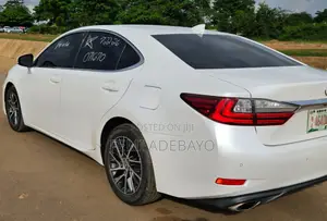 Lexus ES 300H FWD 2017 White