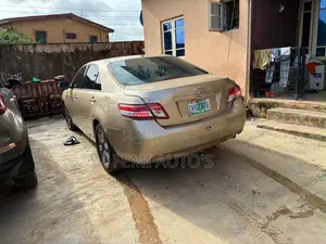 Toyota Camry LE 4dr Sedan (2.5L 4cyl 6AM) 2010 Gold