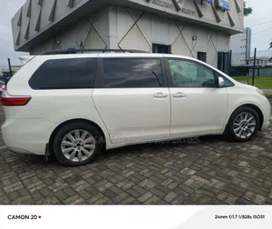 Toyota Sienna Limited Premium 7-Passenger 4dr Minivan (3.5L 6cyl 6A) White