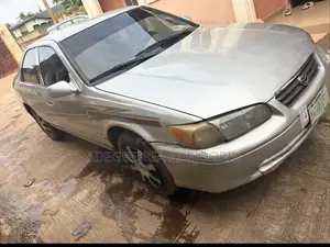 Toyota Camry SE 4dr Sedan (2.4L 4cyl 4A) 2002 Gold