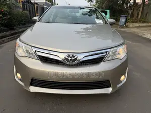 Toyota Camry XLE 4dr Sedan (3.5L 6cyl 6A) 2014 Gold