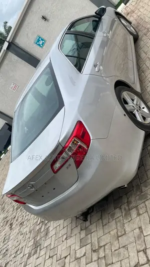 Toyota Camry SE 4dr Sedan (2.5L 4cyl 6A) 2014 Silver