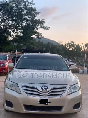 Toyota Camry LE V6 4dr Sedan (3.5L 6cyl 6A) 2011 Gold