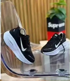 Luxury Nike Men’s Lightweight Sporty Running Sneakers – Fully Boxed