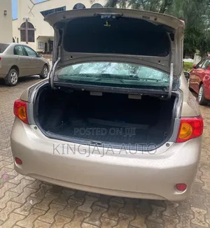 Toyota Corolla LE 4dr Sedan (1.8L 4cyl 4A) 2010 Silver