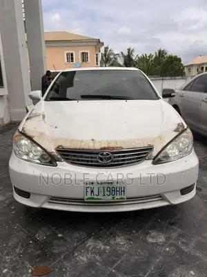 Toyota Camry XLE V6 4dr Sedan (3.0L 6cyl 5A) 2004 White