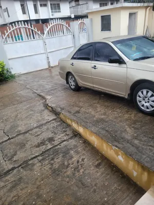 Toyota Camry LE 4dr Sedan (2.4L 4cyl 4A) 2004 Gold