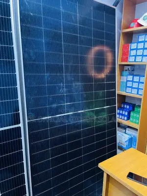 Jinko 715Watts Gade a Panel