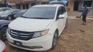 Honda Odyssey Touring Passenger Van (3.5L 6cyl 6A) 2017 White