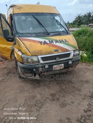 Ford F550 2010 Yellow