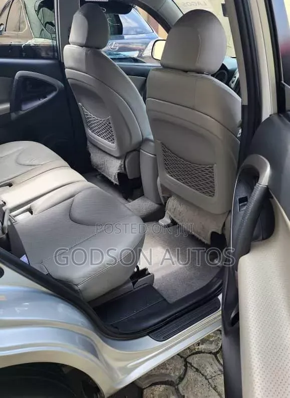 Toyota RAV4 2010 Silver