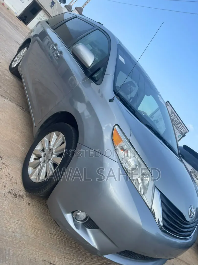 Toyota Sienna 2013 Gray
