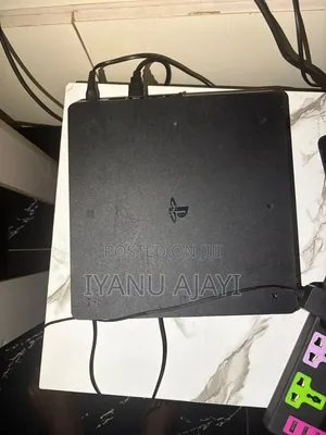 Clean PS4 Slim + 2 Pads + FIFA 24 (Akure)
