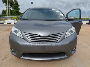 Toyota Sienna XLE Premium 8 Passenger (3.5L 6cyl 8A) 2017 Gray