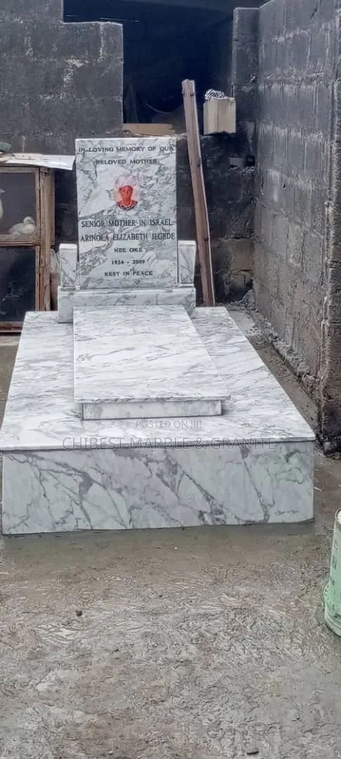 Grave With Marble Engraved Best Quality
