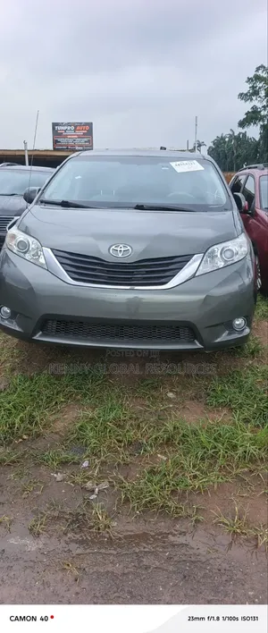 Toyota Sienna 2013 Green
