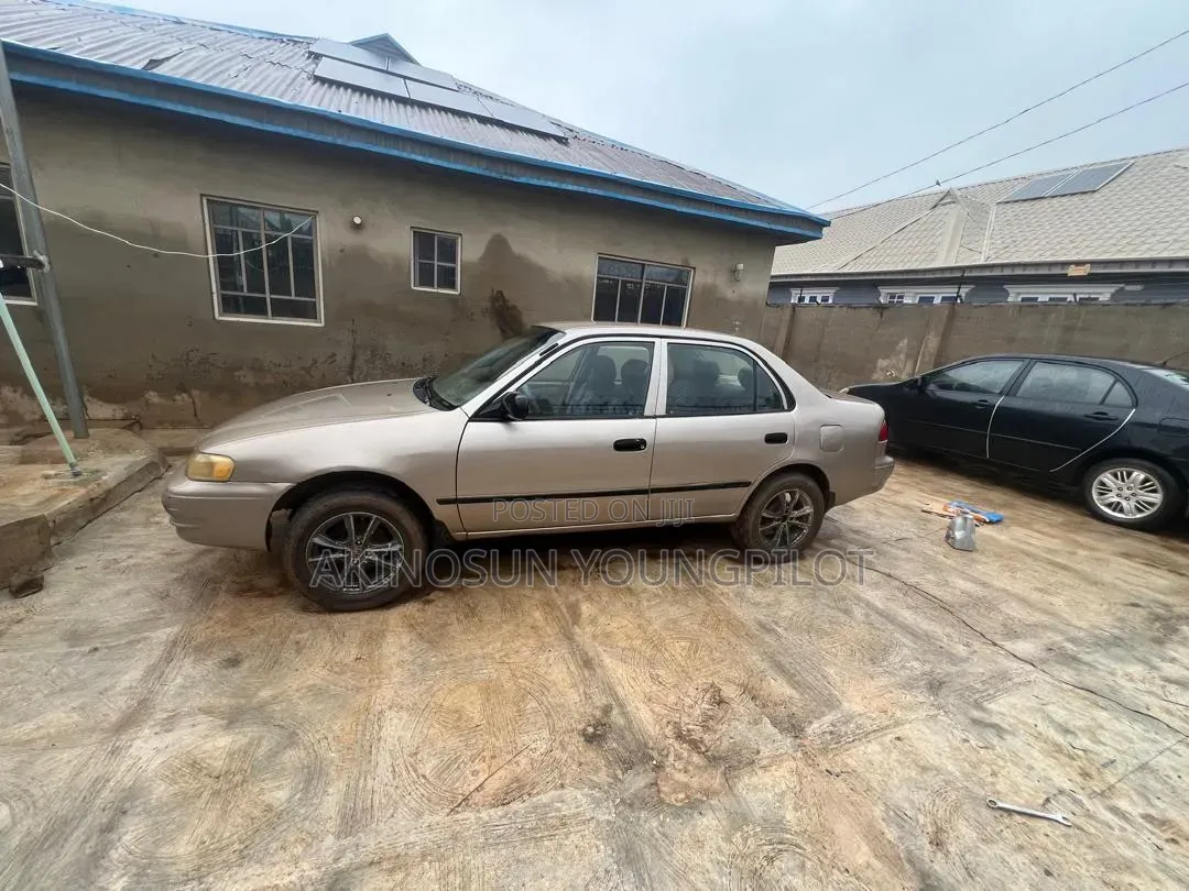 Toyota Corolla 2000 Gold