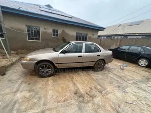 Toyota Corolla 2000 Gold