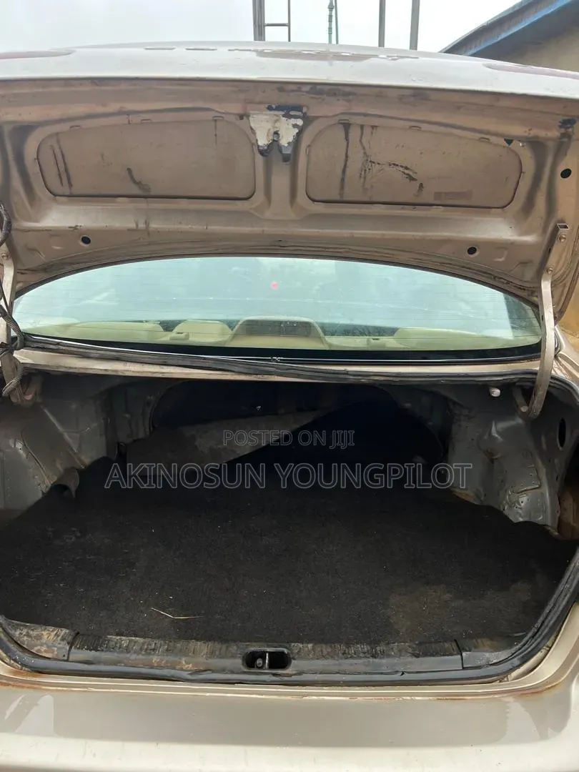 Toyota Corolla 2000 Gold