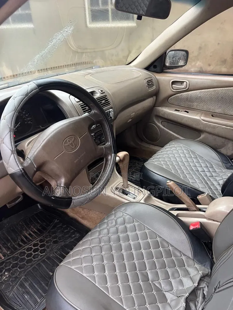 Toyota Corolla 2000 Gold