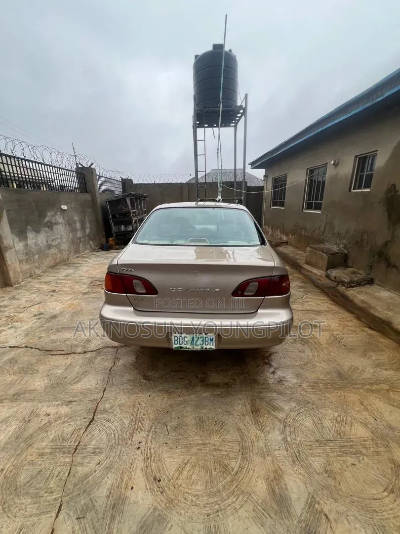 Toyota Corolla 2000 Gold
