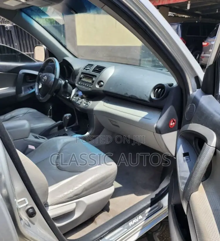 Toyota RAV4 2010 Silver
