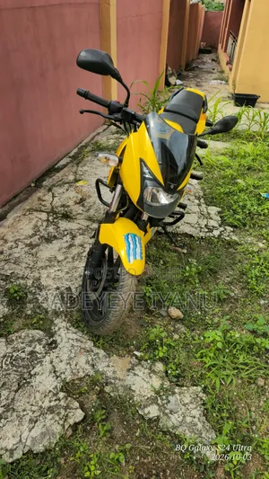 Bajaj Pulsar 220 F 2025 Yellow