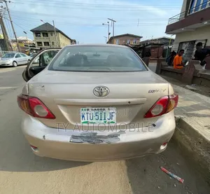 Toyota Corolla 2009 Gold