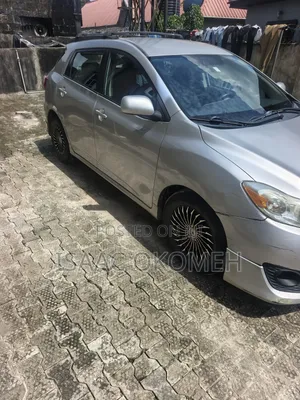 Toyota Matrix S Hatchback FWD (2.4L 4cyl 5A) 2009 Silver