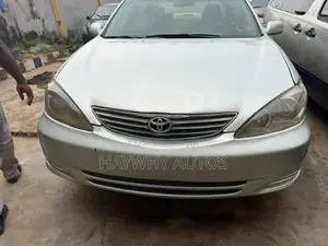 Toyota Camry LE 4dr Sedan (2.4L 4cyl 5M) 2004 Silver