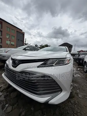 Toyota Camry LE FWD (2.5L 4cyl 8AM) 2018 White