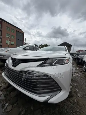 Toyota Camry LE FWD (2.5L 4cyl 8AM) 2018 White