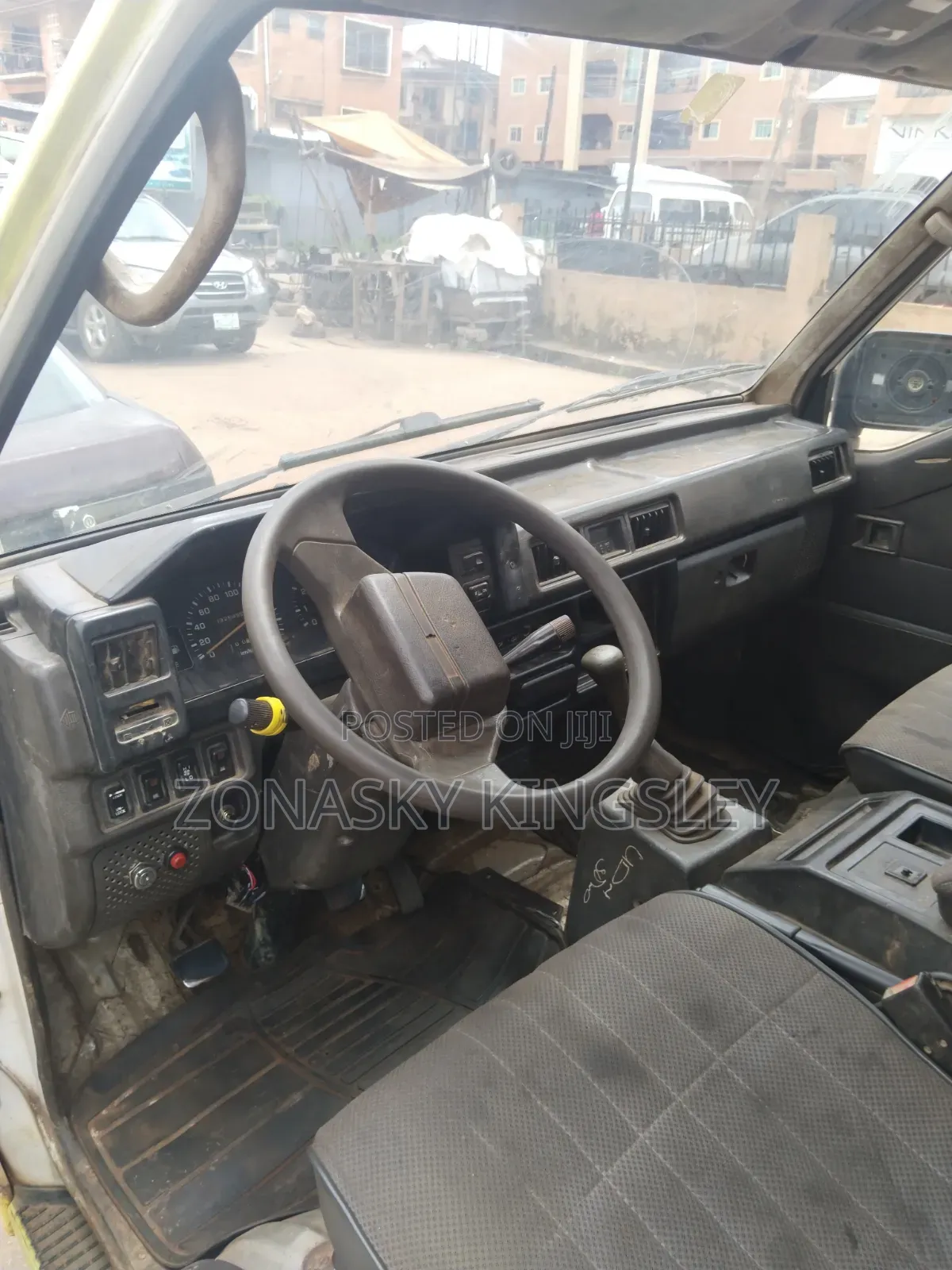 Mitsubishi L300 2005 Yellow