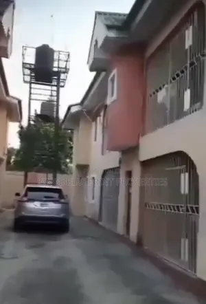 3bdrm Block of Flats in Off Airport, Warri for sale
