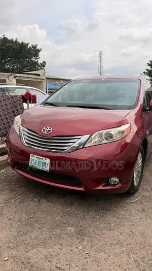 Toyota Sienna 2010 Red