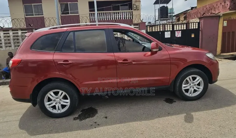 Hyundai Santa Fe 2012 Red